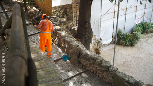 Operaio pulisce la strada in un piccolo paese italiano photo