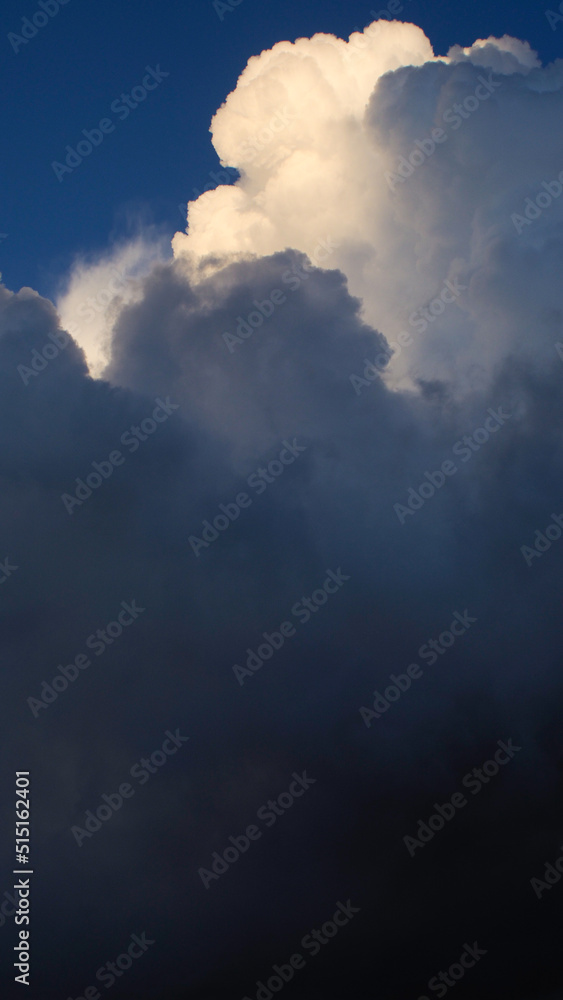 Ciel de traîne, mis en valeur par la lumière du crépuscule Ciel de traîne, mis en valeur par la lumière du crépuscule