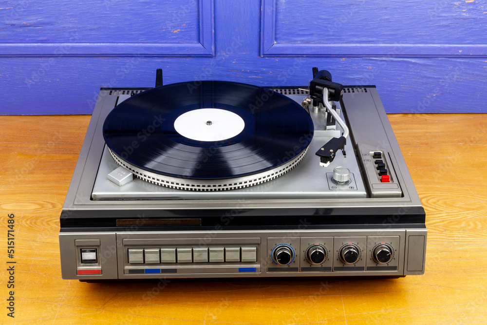 Obraz premium Vintage turntable vinyl record player with black vinyl