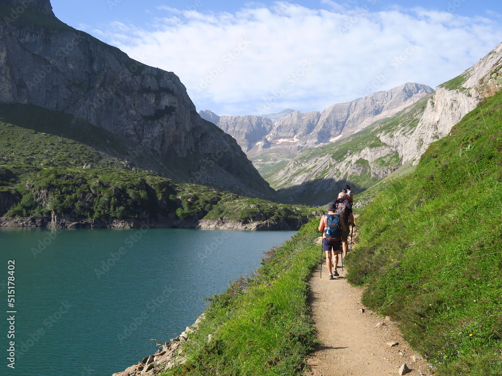 randonneurs dans les montagnes sur sentiers dans les Pyrénées cirque d'Estaubet