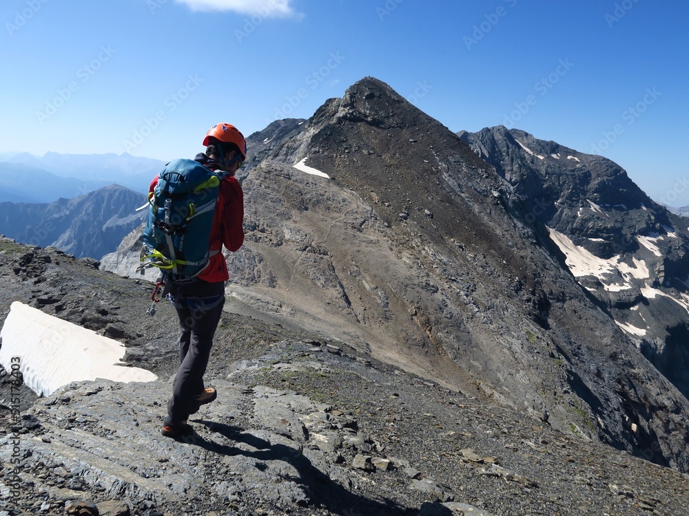 alpiniste qui escalade dans les montagne des Pyrénées le cirque de Tromouse