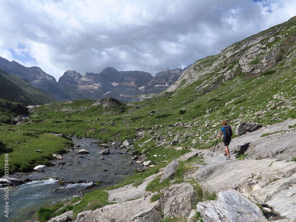 Fototapeta premium randonneurs dans les montagnes sur sentiers dans les Pyrénées cirque d'Estaubet