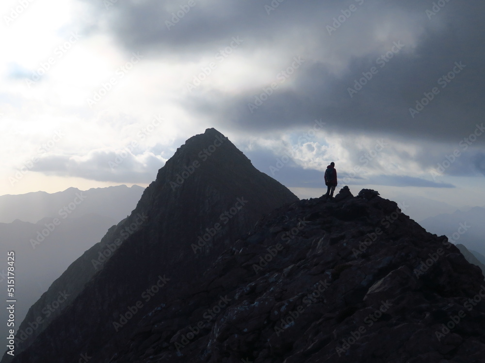 alpiniste qui escalade dans les montagne des Pyrénées le cirque de Tromouse