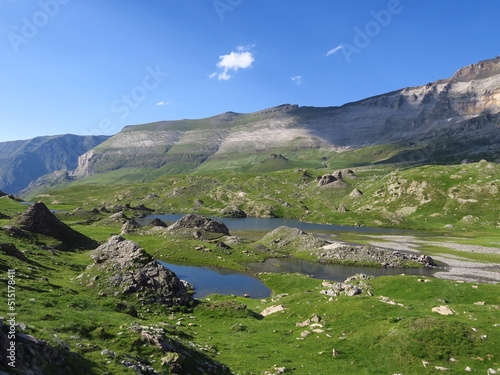 Cirque de nature sauvage de montagne des Pyrénées avec lac glacé au pied du Mont Perdu