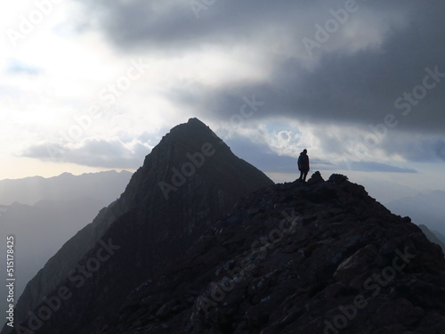 alpiniste qui escalade dans les montagne des Pyrénées le cirque de Tromouse photo