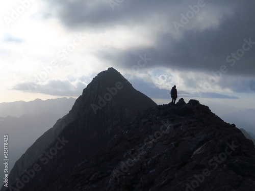 alpiniste qui escalade dans les montagne des Pyr  n  es le cirque de Tromouse