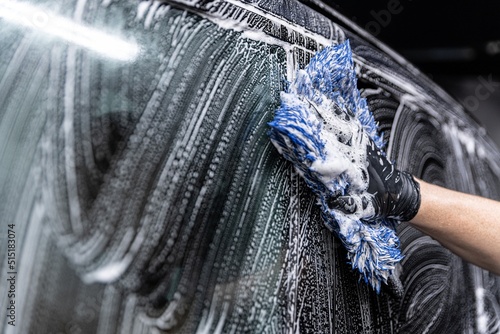Εκτύπωση καμβά car wash employee thoroughly washes a modern car with a dedicated washing mitt