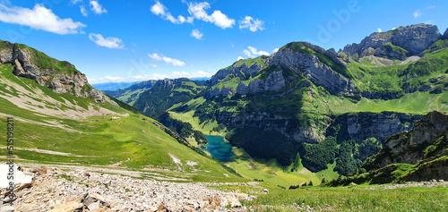 Appenzell, Schweiz: Der Seealpsee liegt malerisch in einem Tal