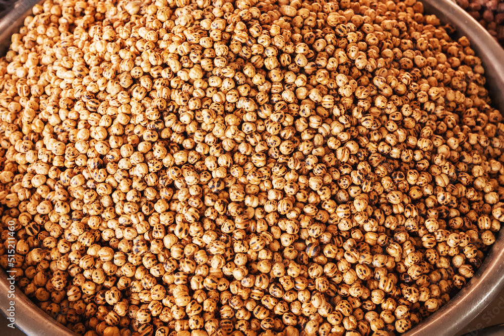 Obraz premium fried chickpeas with salt and spices are a popular snack in the Middle East and Turkey