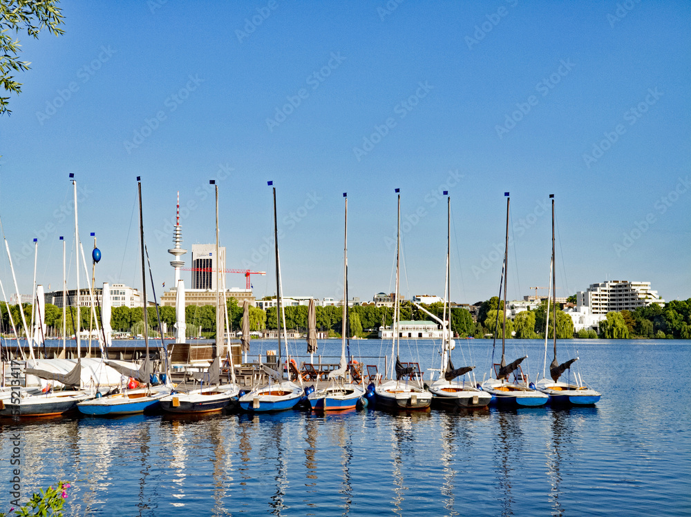 Hamburg Alster Blick auf Segelboote am Steg