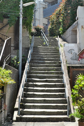 Fototapeta Naklejka Na Ścianę i Meble -  あけぼのばし通り商店街から市ヶ谷台町へつながる石畳の階段