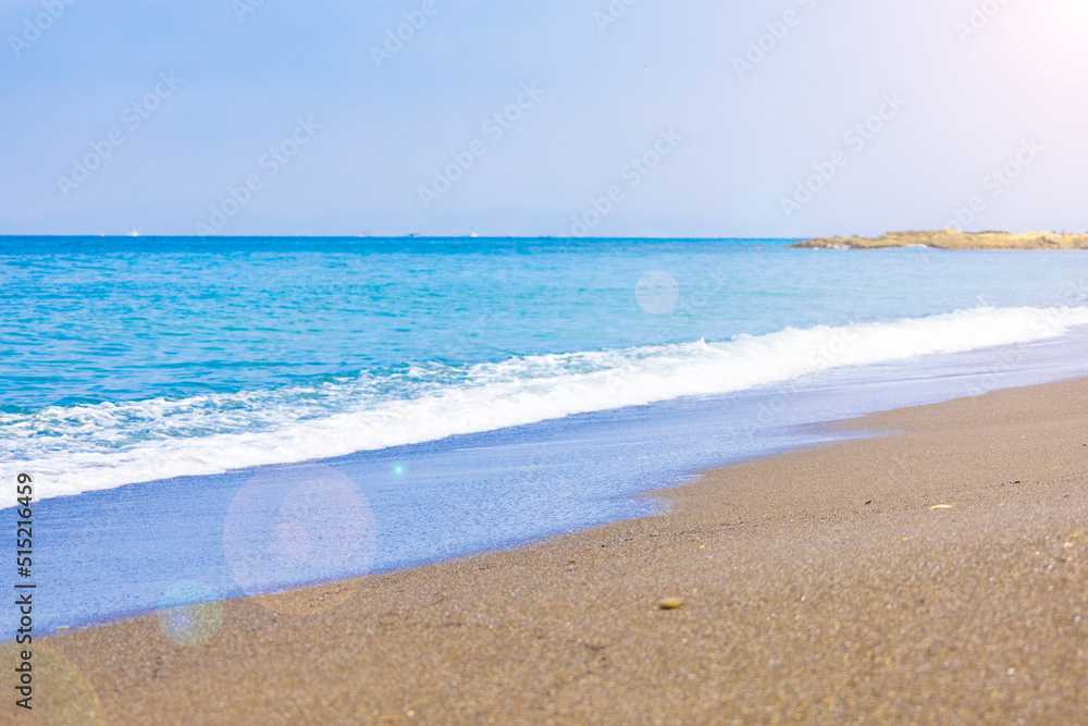 元名海岸・元名海水浴場のビーチに押し寄せる白い波（千葉県鋸南町）