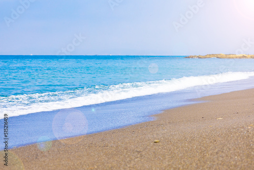 Fototapeta Naklejka Na Ścianę i Meble -  元名海岸・元名海水浴場のビーチに押し寄せる白い波（千葉県鋸南町）
