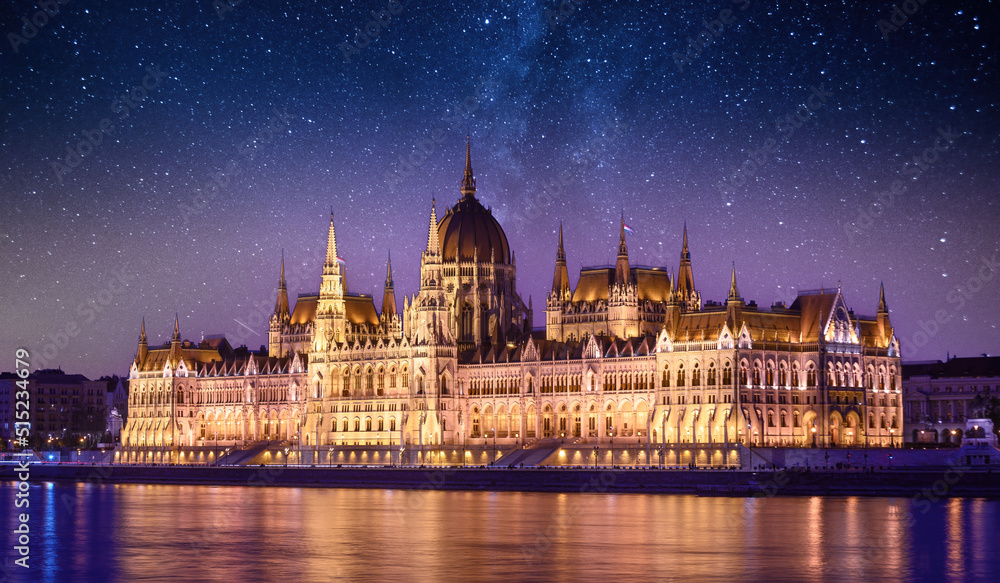 Obraz premium Hungarian Parliament building at night in Budapest, Hungary 