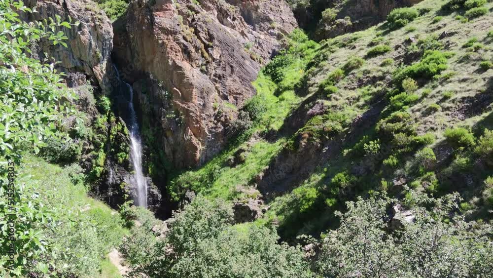 La hermosa catarata de Mazobre durante el mes de julio en el parque natural de la montaña Palentina, España La hermosa catarata de Mazobre durante el mes de julio en el parque natural de la montaña Palentina, España