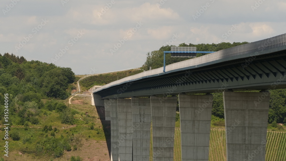 Blick entlang der Hochmoselbrücke