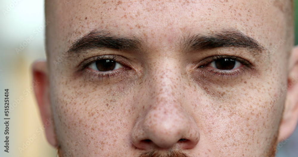 Obraz premium Handsome white man opening eyes feeling serene and relaxed. Close-up person eyes concentrating