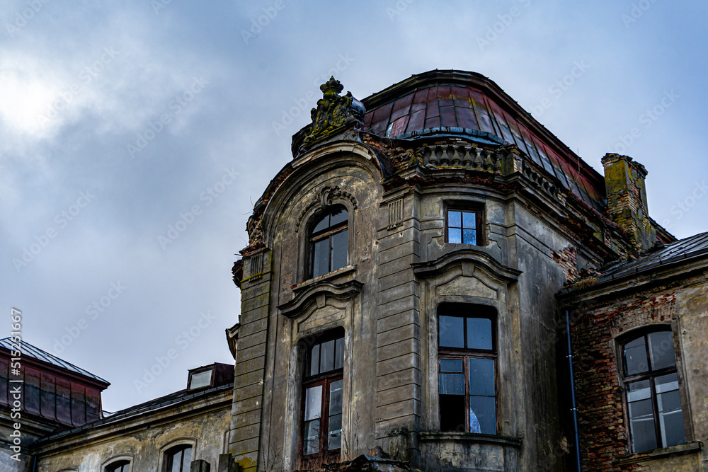 Obraz premium An old abandoned manor. An old castle uninhabited abandoned