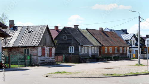 stare drewniane chaty w rosyjskiej wsi dalekiej. 