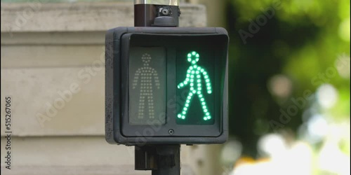 passage pour piétons avec un feu passant du vert au rouge pour signaler l'arrêt	
 photo
