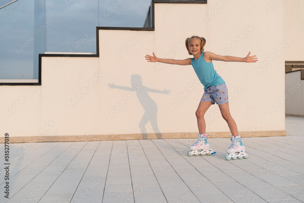 Obraz premium A girl in roller skates rides in the park at sunset.