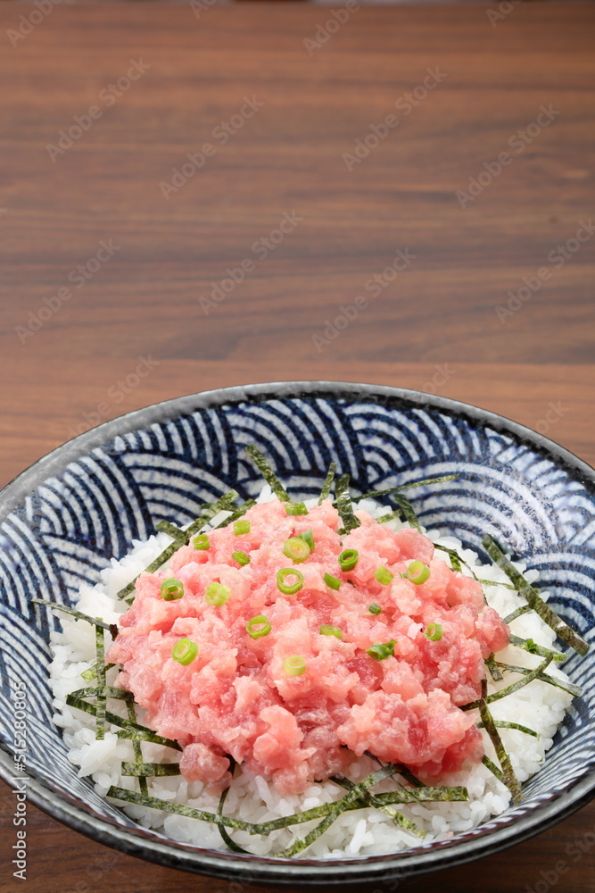 テーブルのネギトロ丼　縦構図　スペース