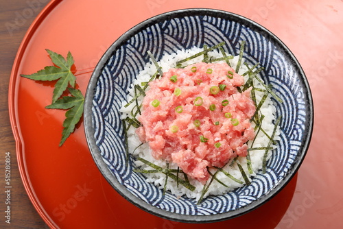 お盆の上のネギトロ丼　ハイアングル