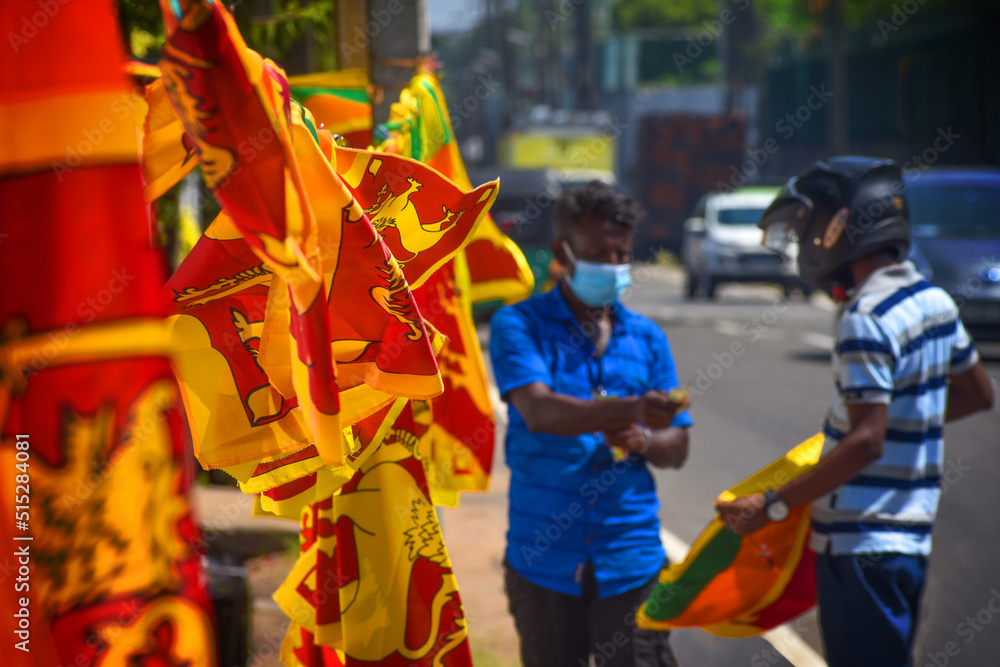 Obraz premium A vendor selling Sri Lankan flag on Independence day