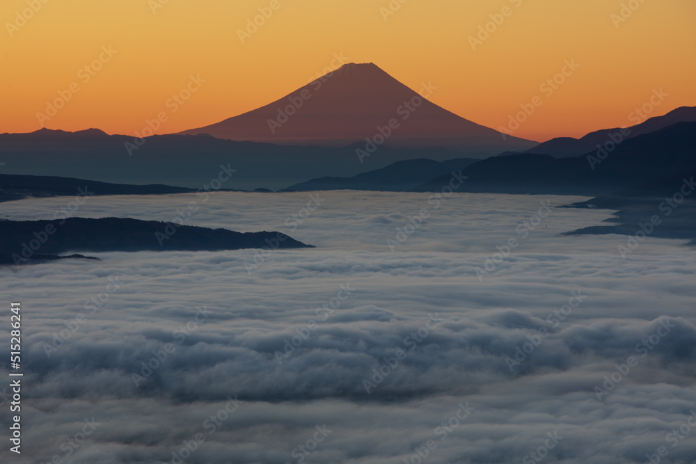 雲霞の日の出と富士山