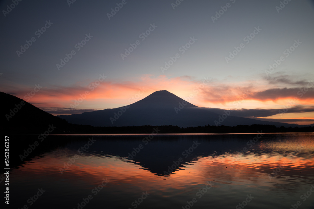 朝焼けの富士山