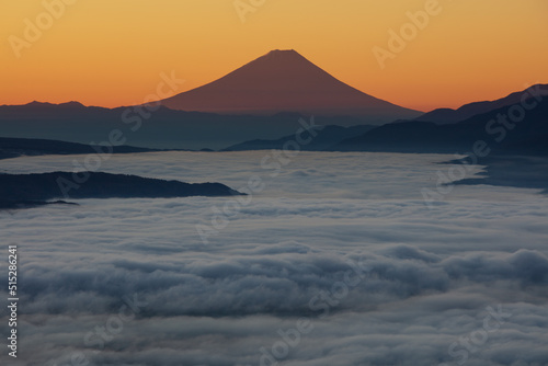 雲霞の日の出と富士山