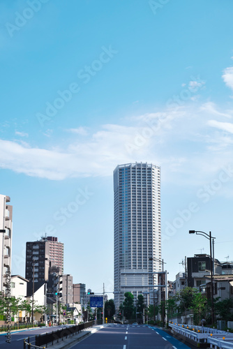 青空を背景にした東京の「タワーマンション」（東京都都市計画道路・環状４号線から見える富久クロスコンフォートタワー） © Shuttarou