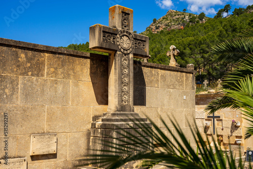 Stary kamienny krzyż na cmentarzu.  photo