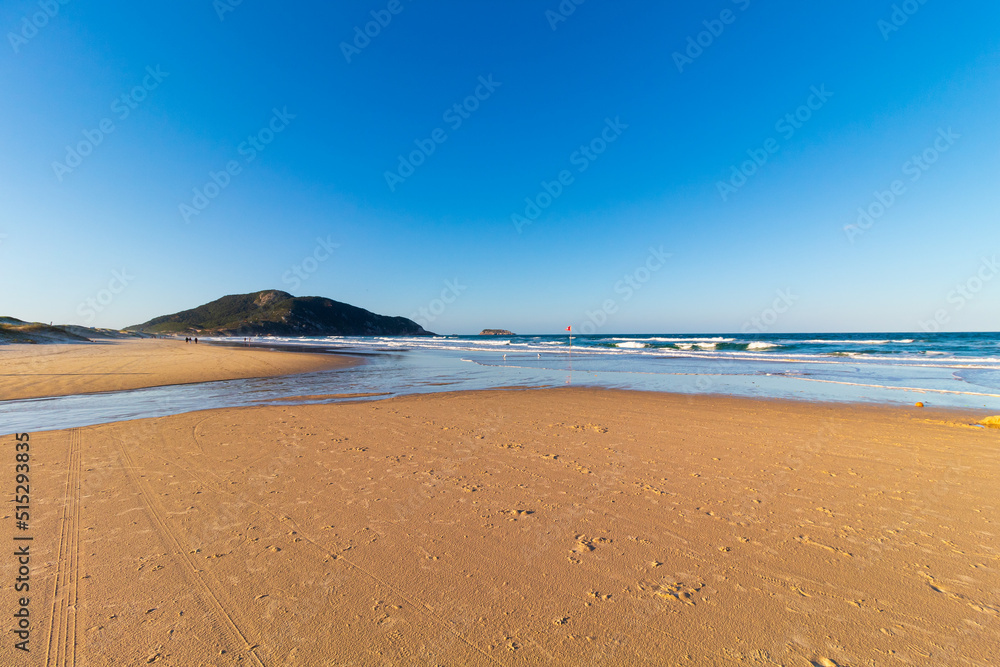 céu azul e o rio encontrando o mar na Praia do Santinho Santa Catarina, Brasil, florianopolis céu azul e o rio encontrando o mar na Praia do Santinho Santa Catarina, Brasil, florianopolis