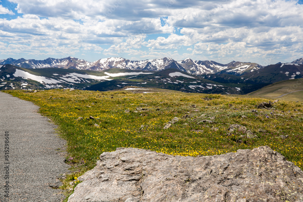 Hiking trail at Rocky Mountain National Park in Colorado - obrazy, fototapety, plakaty 