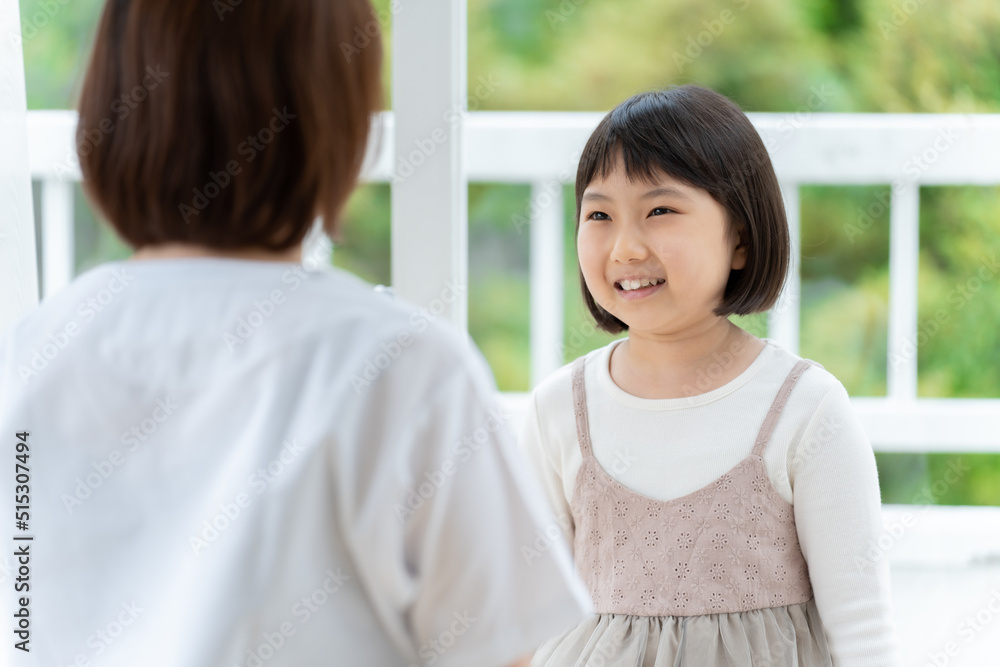 医師の診断を受ける女の子 医師の診断を受ける女の子