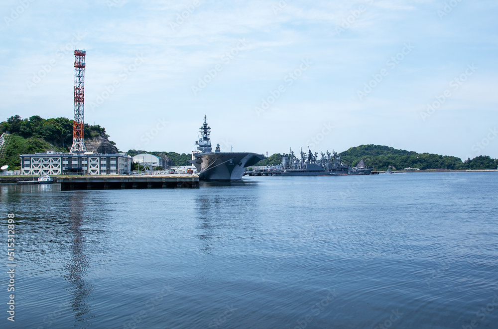 護衛艦『いずも』　横須賀市｜基地に停泊する艦艇が勇壮に見えます
