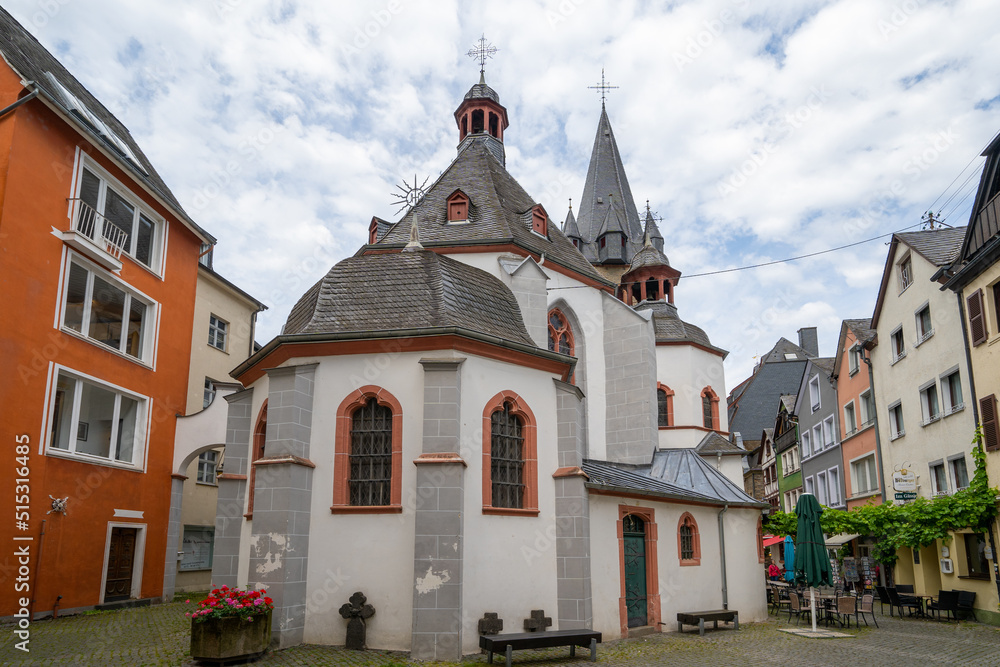 Fototapeta premium Bernkastel-Kues Rheinland-Pfalz Fachwerk Umgebinde Brunnen Historisch Mosel Weinhänge