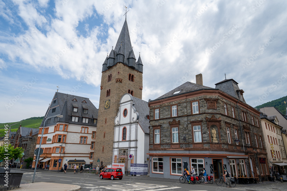 Obraz premium Bernkastel-Kues Rheinland-Pfalz Fachwerk Umgebinde Brunnen Historisch Mosel Weinhänge