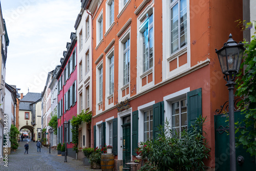 Bernkastel-Kues Rheinland-Pfalz Fachwerk Umgebinde Brunnen Historisch Mosel Weinhänge