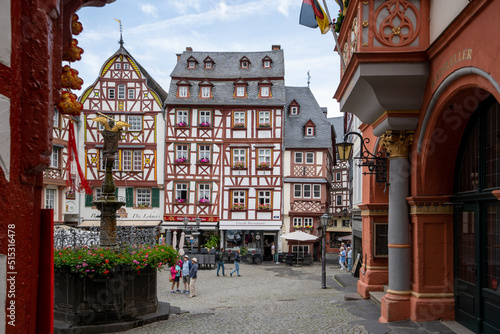 Bernkastel-Kues Rheinland-Pfalz Fachwerk Umgebinde Brunnen Historisch Mosel Weinhänge photo