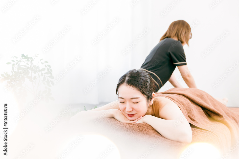 エステをする女性とエステティシャン(脚)
エステをする女性とエステティシャン(脚)