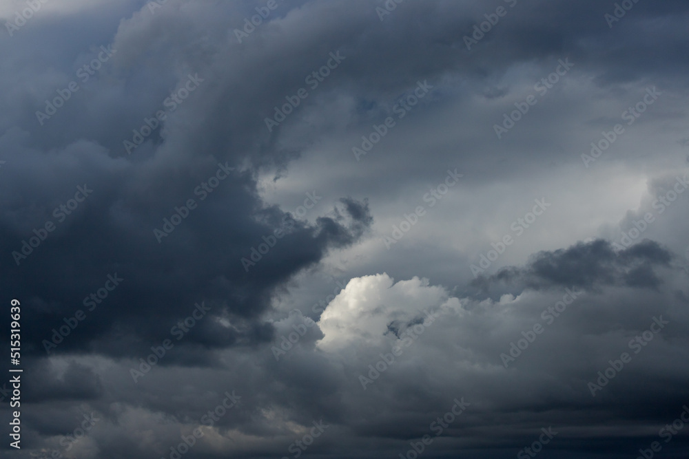 夏の空の暗い雨雲の風景 夏の空の暗い雨雲の風景