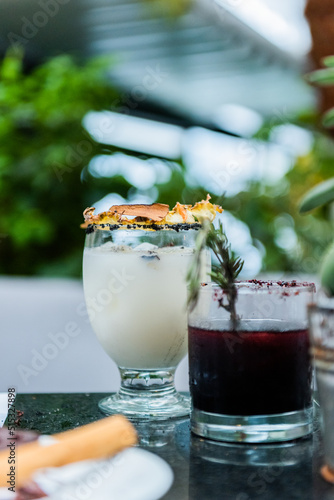 Cocteles refrescantes de piña con canela y zarzamoras photo