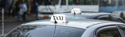 Foto Taxi sign on car in the city.