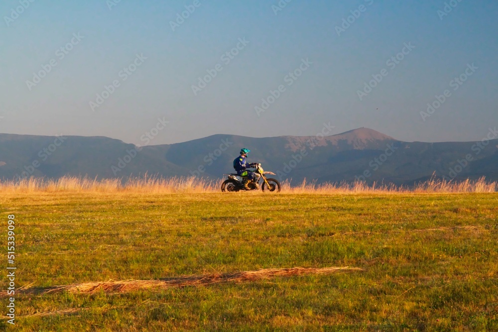 Obraz premium cross motor on the background of mountains. motorbike ride. riding an enduro motorbike