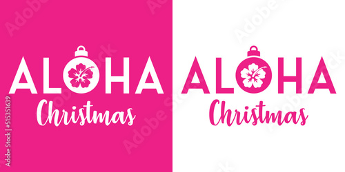 Banner con texto manuscrito Aloha Christmas con silueta de flor de hibisco en bola de navidad. Logo Feliz Navidad en hawaii. Vector en fondo rosa y fondo blanco