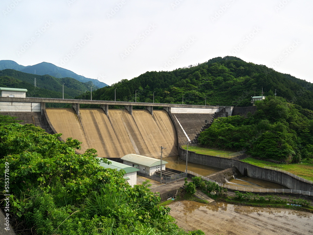 山の中のダムの全景
山の中のダムの全景