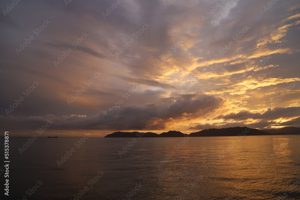 Fototapeta premium SDGs地球の神秘 色ずく空と海と！マジックアワー の夕日と輝くヒカリ！山口県