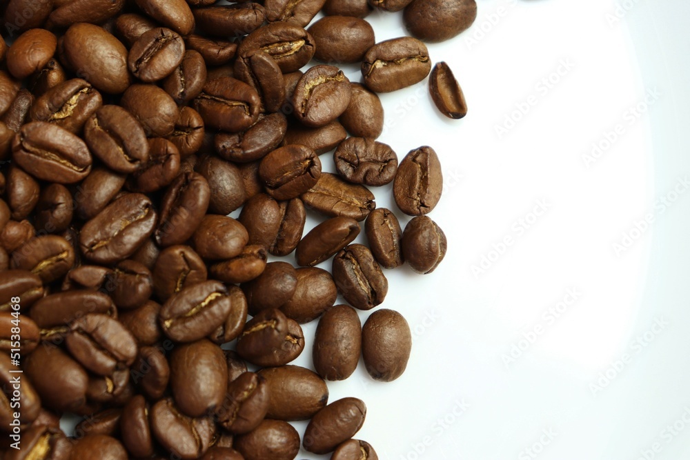 Fototapeta premium coffee beans on a white background